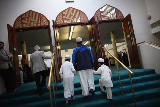حاول أن تكسب والدك .. فطاعة الوالدين واجبة 