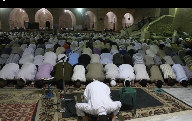 الحكمة في تسبيح الرجال وتصفيق النساء مع سهو الإمام  
